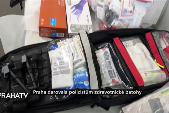 Praha darovala policistům zdravotnické batohy