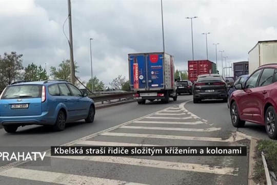 Kbelská straší řidiče složitým křížením a kolonami