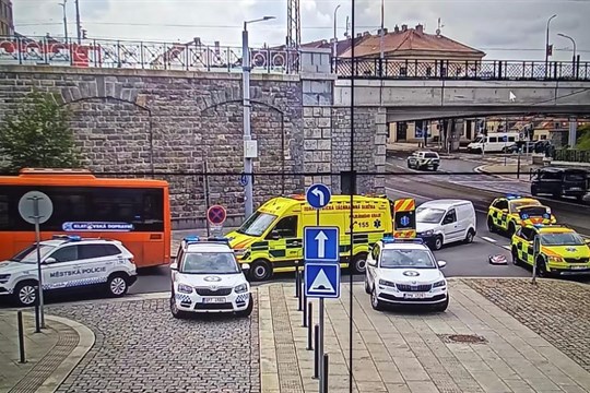 Vážná nehoda u vlakového nádraží v Plzni. Seniorku srazil autobus!