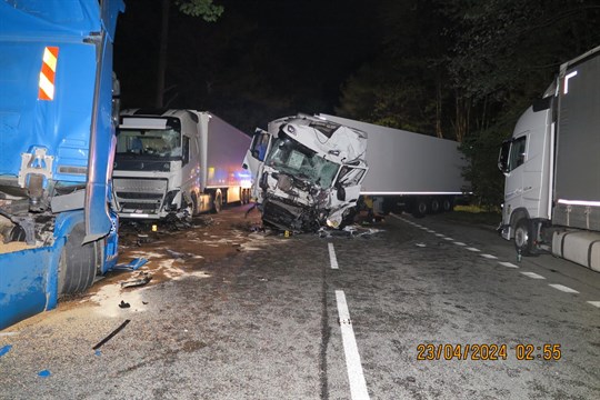 Tah na Slovensko uzavřela nehoda tří nákladních vozidel. Dva lidé se zranili