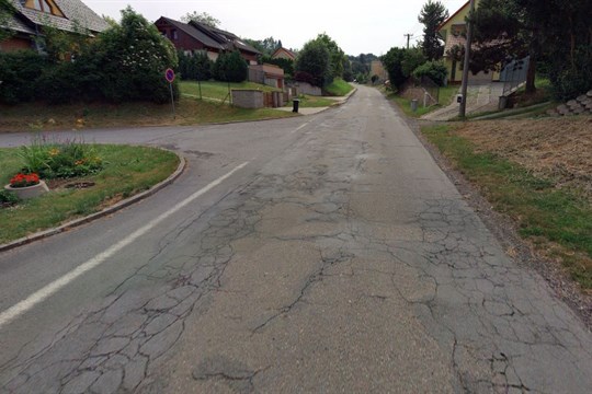 V Bělově začala rekonstrukce silnice ve směru na Žlutavu. Úplná uzavírka potrvá do října
