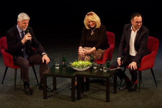 Dvoudenní návštěvu kraje zakončil Petr Pavel debatou ve Slováckém divadle
