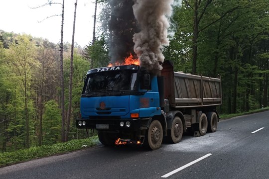 Nákladní automobil začal hořet během jízdy. Plameny stačily pohltit celou kabinu