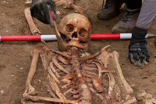Archeologové odkryli u Chrámu Mistra Jana Husa už čtrnáct hrobů