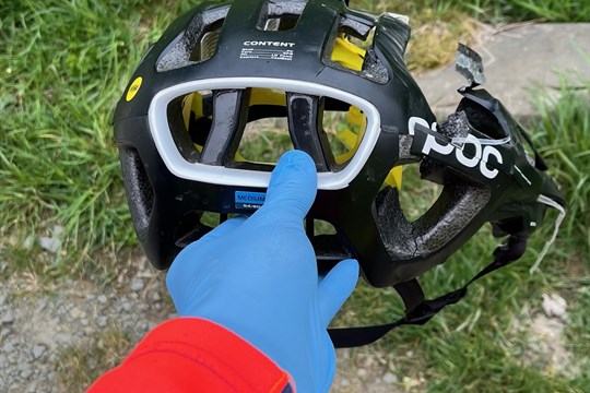 Cyklista spadl při projížďce lesem z kola. Naštěstí měl na hlavě přilbu