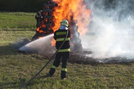 Hasiči místo hašení založili požár