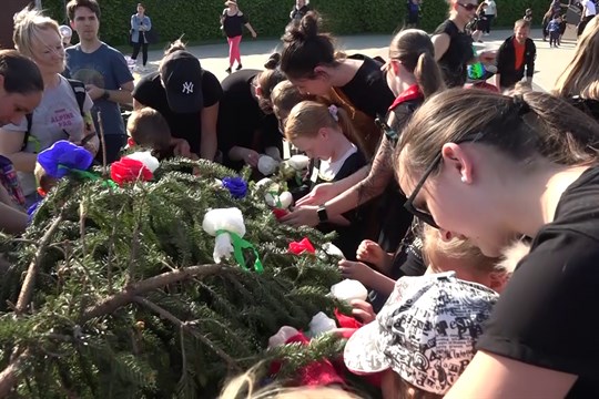 Malé čarodějnice ozdobily májku růžičkami a kouzly ji pomohly vztyčit