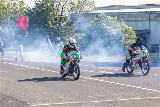 Na Slováckém okruhu padl traťový rekord, legendární jezdec Kalina oslavil sedmdesátku triumfem