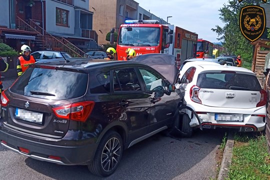 Hasiče ve svátek zaměstnaly tři dopravní nehody. Dvě z nich se neobešly bez zranění