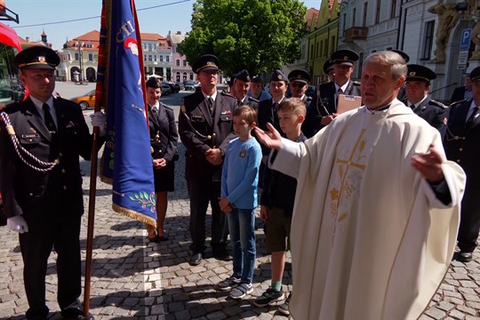 Farář požehnal novému vozidlu dobrovolných hasičů z Uherského Hradiště