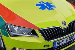 Na hlavním tahu u Plzně se srazila dvě auta s motorkářem, muž po nehodě napadl záchranáře