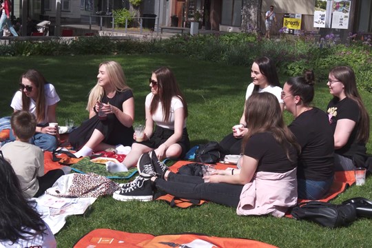 Porodní asistentky uspořádaly v parku happening
