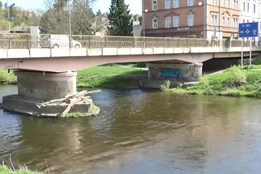 Obnovu mostu v Semilech zpozdila chráněná ryba