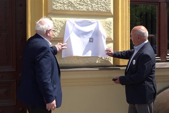 Na budově gymnázia odhalili desku profesoru Borůvkovi