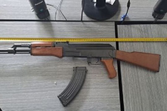 Policisté zakročili proto mladíkovi, který si vykračoval poblíž šampionátu s kuličkovým samopalem