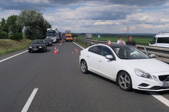 Motorkář naboural do mladé řidičky