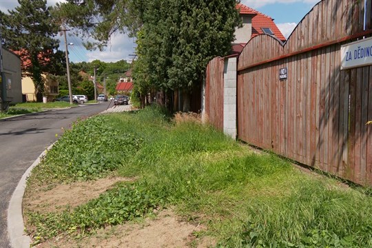 Sadská ulička Za Dědinou získala nový povrch