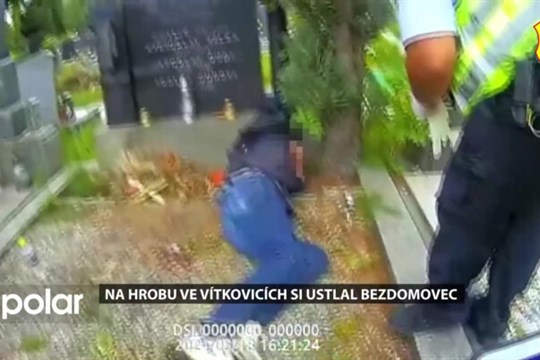 Na hrobu ve Vítkovicích si ustlal bezdomovec. Návštěvníci hřbitova na něj zavolali strážníky