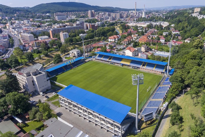 Fotbaloví fanoušci se zase předvedli. Vzduchem létala i kovová židle