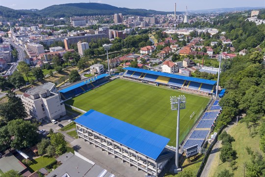Fotbaloví fanoušci se zase předvedli. Vzduchem létala i kovová židle