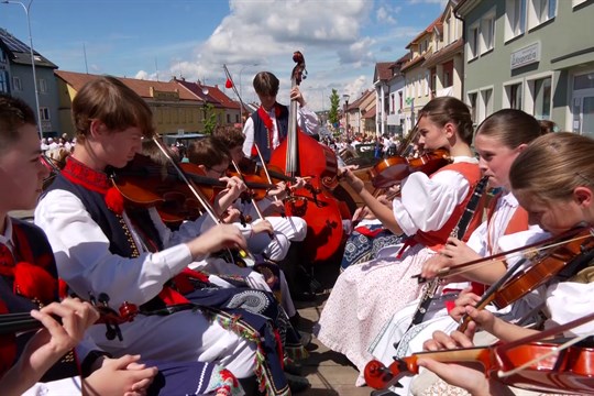Kunovicemi projelo 29 koňských povozů