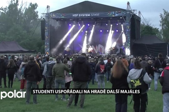 Studenti uspořádali na hradě další Majáles, změna počasí návštěvníky neodradila