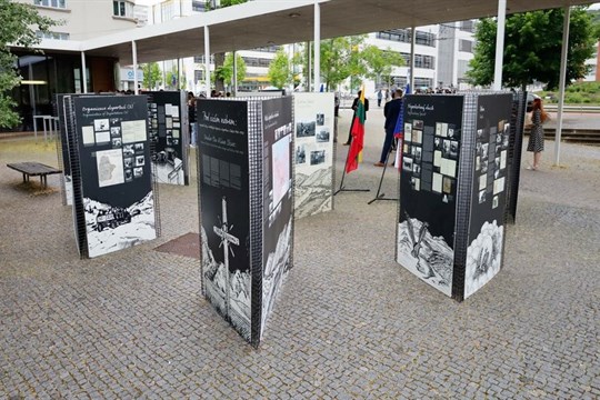 Putovní výstava v parku Komenského připomíná doklady sovětské brutality