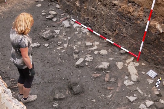 Archeologové narazili na Mariánském náměstí na středověkou dlažbu a jiné poklady