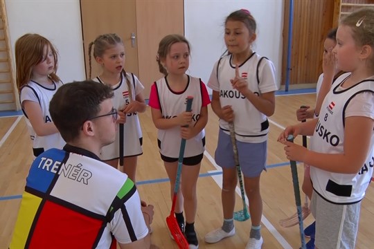 Trenéři ve škole předávají dětem lásku k pohybu a hře