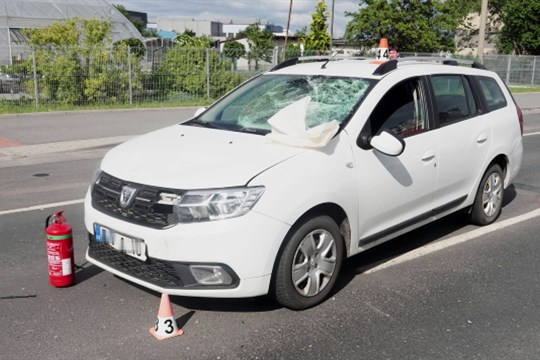 Dívka jela na kole bez přilby a se sluchátky, srazila se s autem
