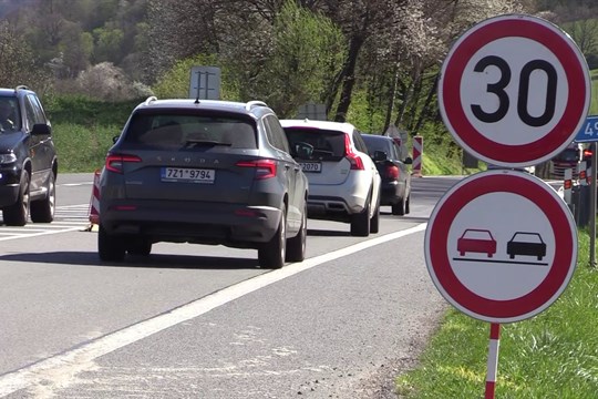 Na odbočce do Slušovic vzniká velkokapacitní okružní křižovatka 