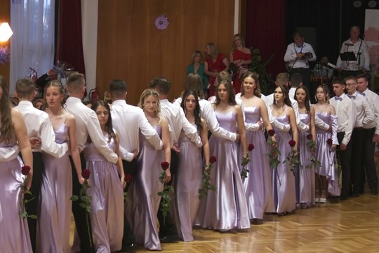 Polonéza na májovém Rodičovském plese se letos v Dolním Němčí tančila už podruhé