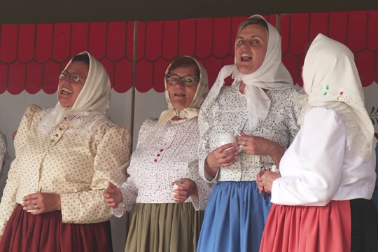 Na pódiu Sirnatých lázní bavilo lidi šest mužských a dva ženské pěvecké sbory 