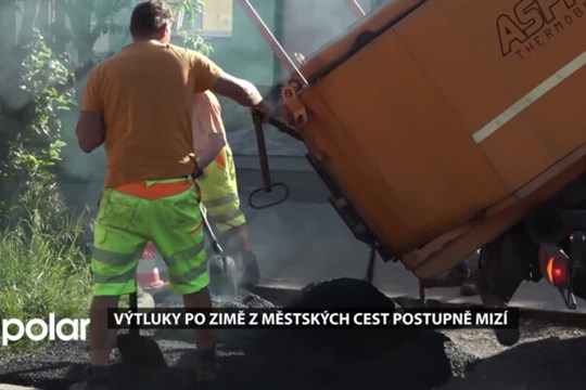 Výtluky po zimě z městských cest postupně mizí, opravy stojí miliony korun