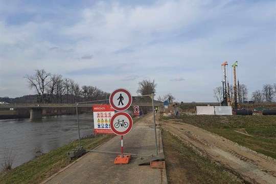 ŘSD apeluje na cyklisty, aby nevjížděli do staveniště dálničního mostu u Napajedel. Riskují vážný úraz