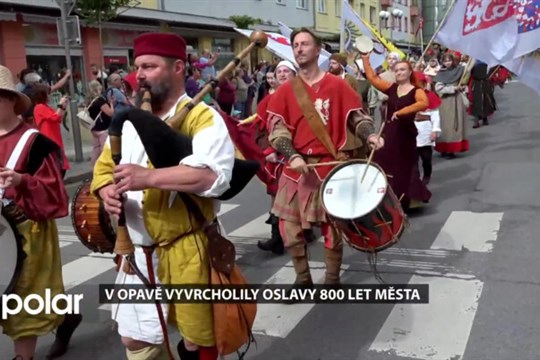 Opavou prošel slavnostní průvod k 800 let města. Zapojili se do něj školky, školy, sportovci i spolky