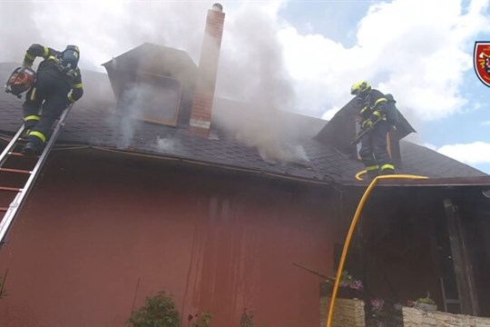 Ve Frýdku-Místku hořela střecha rodinného domu. Hasiči uchránili majetek za 4 miliony