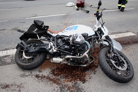 Mladá řidička nedbala jízdě, srazila se s motorkářem