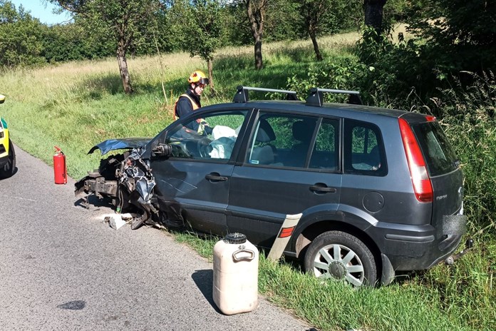 Nehoda dvou osobních vozidel na Kroměřížsku si vyžádala dva zraněné