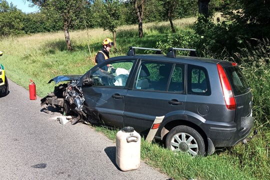 Nehoda dvou osobních vozidel na Kroměřížsku si vyžádala dva zraněné