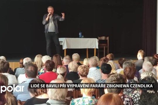Lidé se bavili při vyprávění faráře Zbigniewa Czendlika