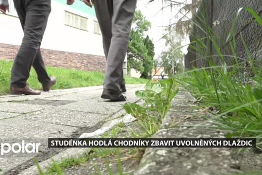 Studénka hodlá chodníky zbavit uvolněných a propadlých dlaždic
