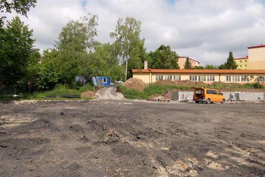 Brodská sportovní škola bude mít po prázdninách nové víceúčelové hřiště, už se staví