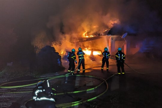 Úřednice muži odebrala děti, on jí ze msty podpálil dům, když tam rodina spala