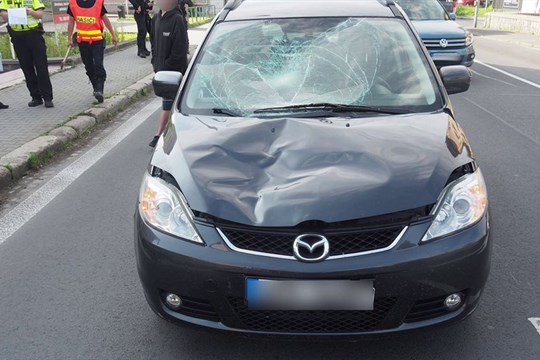 Seniorka spadla pod auto, policie žádá svědky o pomoc