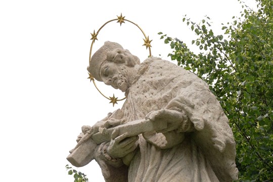 Socha sv. Jana Nepomuckého se vrátila k vodě