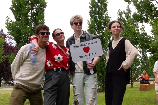 Young Stars zasadily se školáky další stromy do festivalové aleje