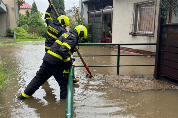 Vydatné deště zaplavily některá místa v kraji, hasiči nasadili čerpadla