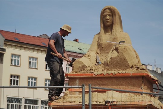 Na Horním náměstí je k vidění socha patronky města sv. Pavlíny