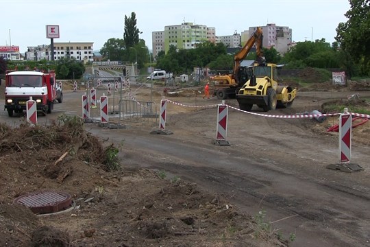 Výstavba okružní křižovatky ve Veselí nad Moravou je v polovině